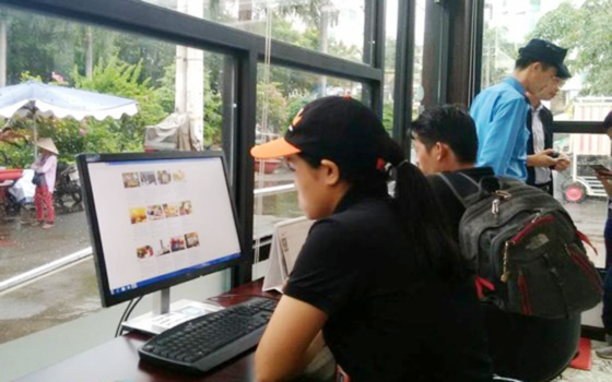Travelers look for tourism information at the center.  (Photo: Sggp)