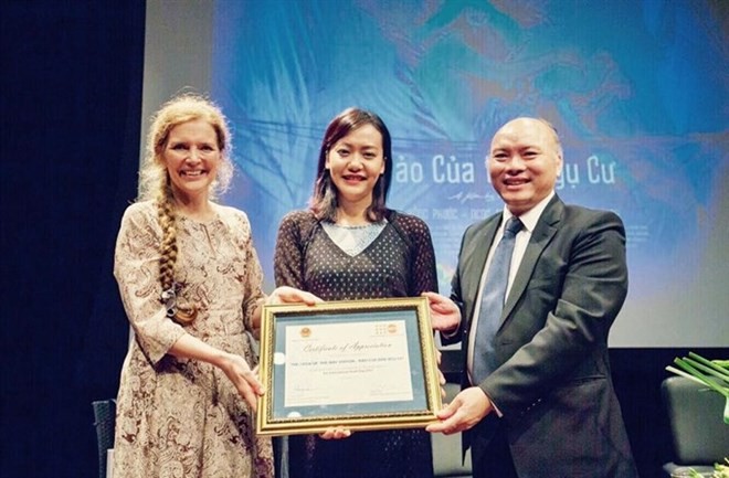 Actress and director Pham Hong Anh (centre) receives the Certificate of Appreciation for her feature film from Mrs Astrid Bant (left) and Mr Vu Dang Minh (Photo courtesy of Hong Anh)