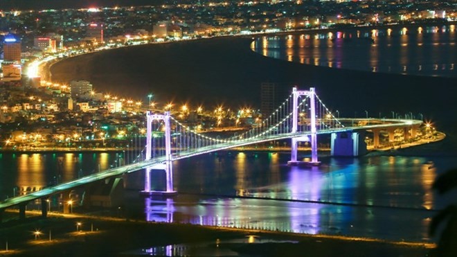 Da Nang at night. The city plans to install a LED lighting system on many streets. (Photo: VNA)