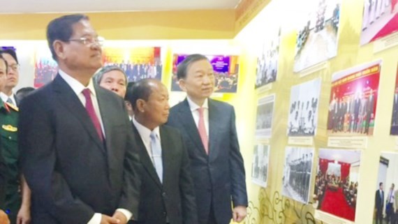 Leaders of Vietnam, Laos and Cambodia attend the opening ceremony of the exhibition. (Photo: Sggp)