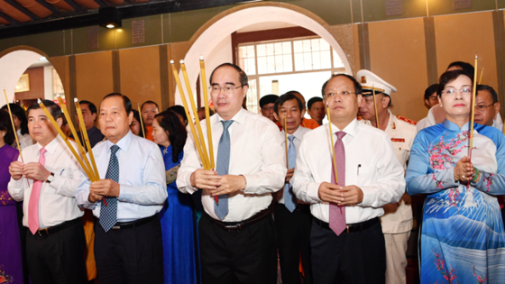 Leaders offered incense and flowers at Ton Duc Thang Museum . (Photo: Sggp)