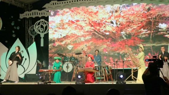 Vietnamese and Japanese artists perform in a traidtional music performance. (Photo: Sggp)