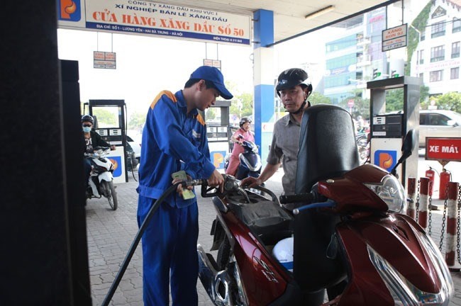 A man buys fuel at a petrol station in Hanoi. (Photo: VNA)