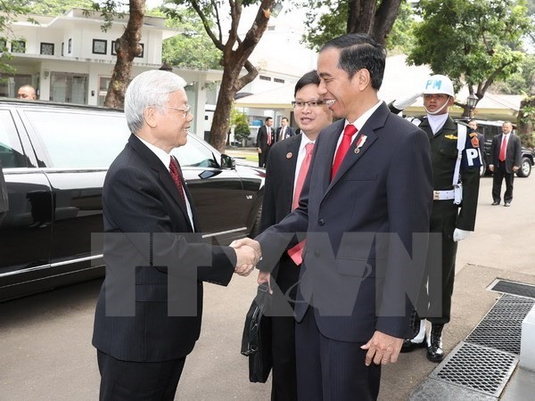 Indonesian President Joko Widodo (R) welcomes Party General Secretary Nguyen Phu Trong on August 23 (Photo: VNA)