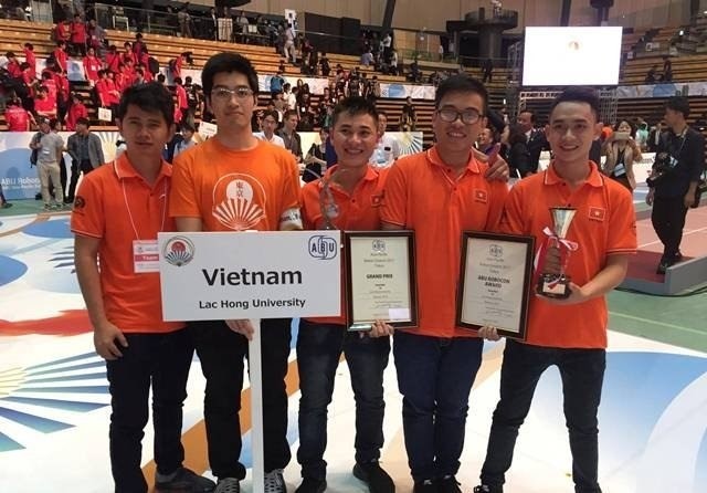 The Lac Hong University team who won the 2017 Asia-Pacific robot contest (Robocon), bringing Vietnam its sixth championship (Photo: nhandan.com.vn)