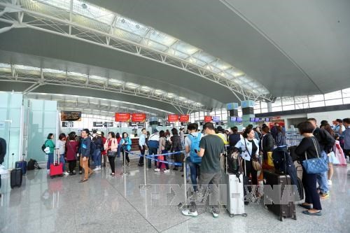 Tourists at Noi Bai international airport (Source: VNA)