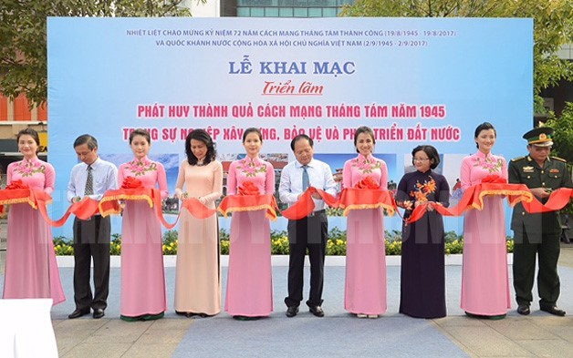 The opening ceremony of the photo exhibition in Nguyen Hue walking street  (Photo: hcmcpv.org.vn)