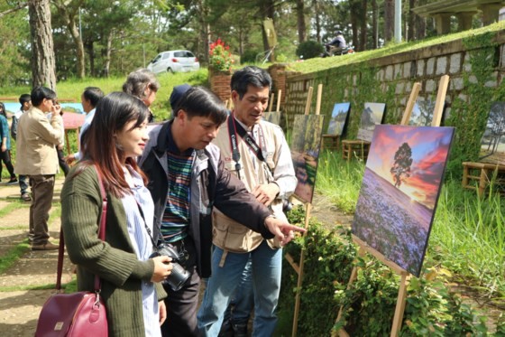 Tourists visit photo exhibition. (Photo: Sggp)