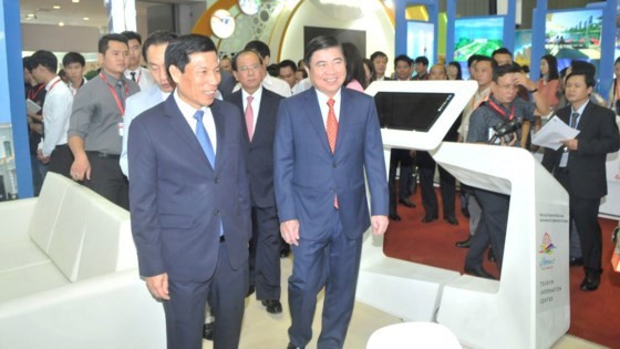 Chairman of the Ho Chi Minh City People’s Committee Nguyen Thanh Phong visit the international travel expo. (Photo: Sggp)