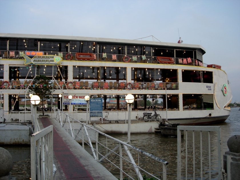   A floating restaurant in Bach Dang Pier. (Photo: KK)