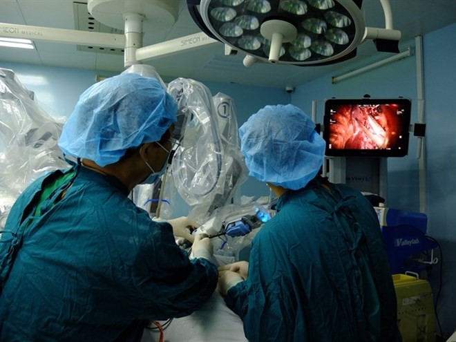 Doctors at Binh Dan Hospital in HCM City have used a robot for the first time in Vietnam to perform surgery to treat lung cancer (Photo Coutersy of Binh Dan Hospital)