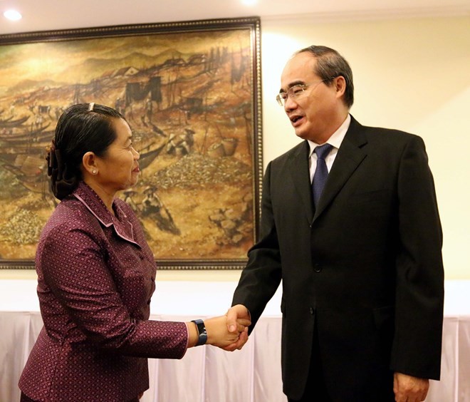 Secretary of the HCM City Party Committee Nguyen Thien Nhan (R) welcomes Cambodian Deputy Prime Minister Men Sam An, who is also head of the Cambodian Women for Peace and Development Association, on September 14 (Photo: VNA)