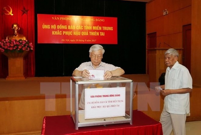 Party General Secretary Nguyen Phu Trong donates money to support victims of storm Doksuri. (Photo: VNA)