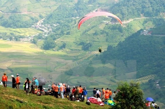 Paragliding performance at Khau Pha mountain pass (Photo: VNA)