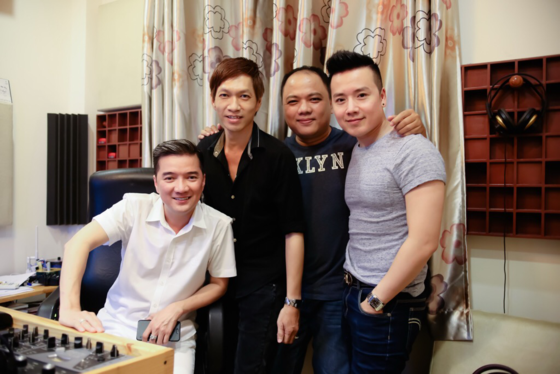 Musician Nguyen Minh Anh (in black shirt) and singers