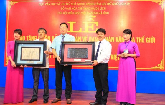 The National Archives Center No.4 presents the woodblock about Great Poet Nguyen Du to Ha Tinh Province. (Photo: Sggp)