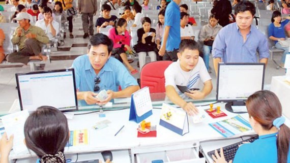 Passengers buy train tickets for Tet holidays at a station. (Photo: Sggp)