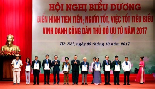 10 outstanding citizens of Hanoi capital city in 2017 are honoured at a meeting on October 8 (Photo: VNA)