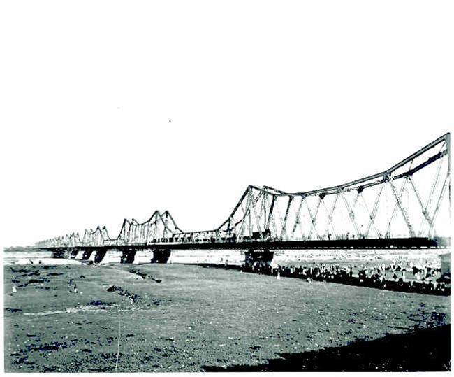 A photo of the French-built Long Bien Bridge in Hanoi. It was once known as the Doumer Bridge (Photo courtesy of the National Archives Centre No 1)