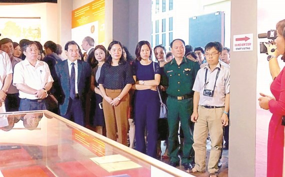 First print of “Duong Kach Menh” introduced to public