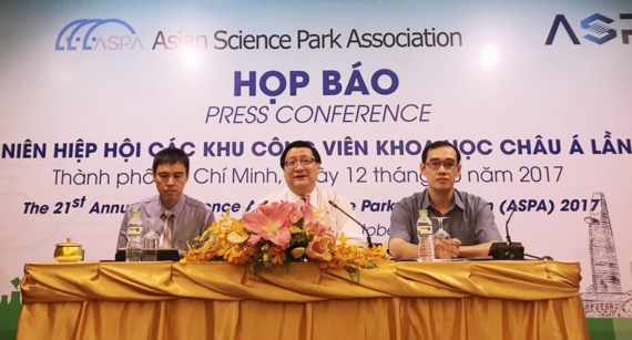 Head of the Saigon Hi-Tech Park Management Board Le Hoai Quoc (centre) at the press conference. (Photo: sggp.org.vn)
