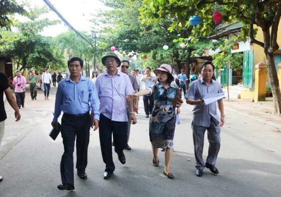 Leaders of Hoi An inspect facilities and works on Nguyen Thi Minh Khai Street to serve the “Vietnam-Japan friendship cultural space” event. (Photo: Sggp)