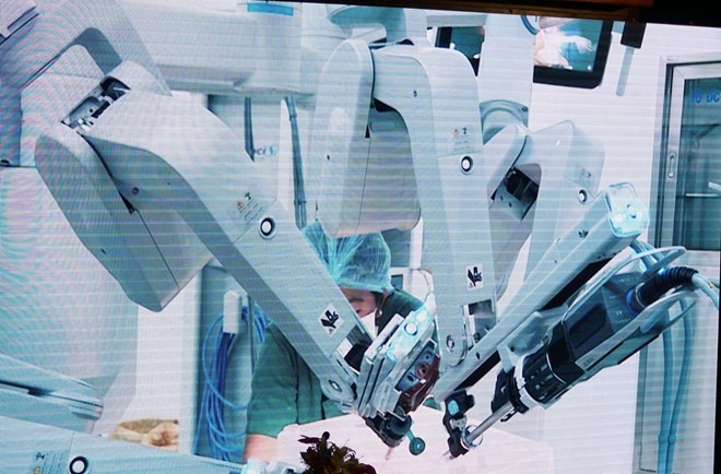 A surgery using robot at Cho Ray Hospital (Photo: VNA)