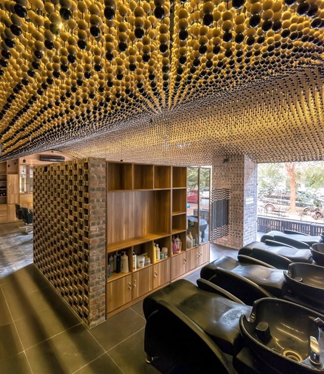 At Manh Manh Salon, the focus is the decorative ceiling made up about 200,000 wooden beads hanging at different lengths to produce an undulating curtain floating above – mimicking a pitched ceiling (Photo: VNA)