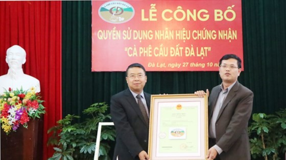 The ceremory receiving the Certificate for using the trademark “Cau Dat-Da Lat Arabica Coffee” (Photo: Sggp)