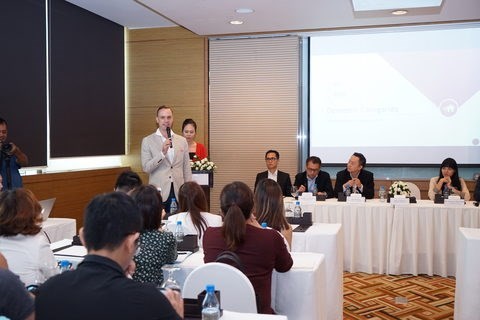Terry Blackburn, founder and Managing Director of the PropertyGuru Asia Property Awards, answers media's questions at the launching ceremony. (Source: VNA)