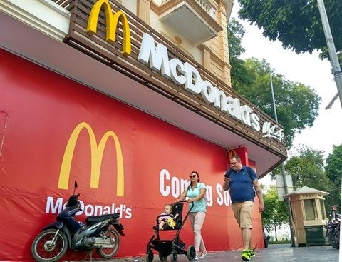 The building on No 2 Hang Bai Street, expected to be the location of the first McDonald’s restaurant in Hanoi, with McDonald’s signs being hung outside (Photo: VNA)