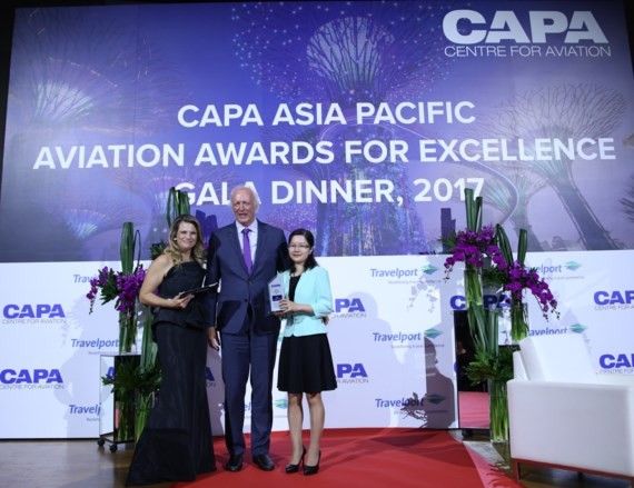 The representative of  Vietnam Airlines receives CAPA Asia Pacific Airline of the Year 2017.