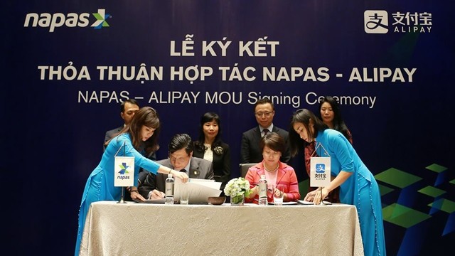 A deal between Alipay and Napas will allow customers to use the service. (Photo: Nhandan)