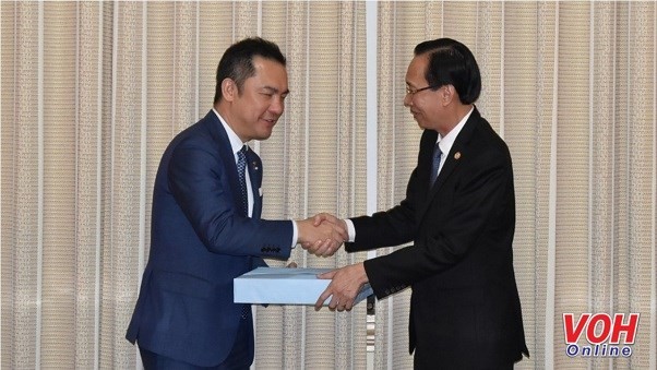 Vice Chairman of the HCM City People’s Committee Le Thanh Liem (right) shakes hands with Governor of Mie Prefecture Suzuki Eikei (Photo: VOH)