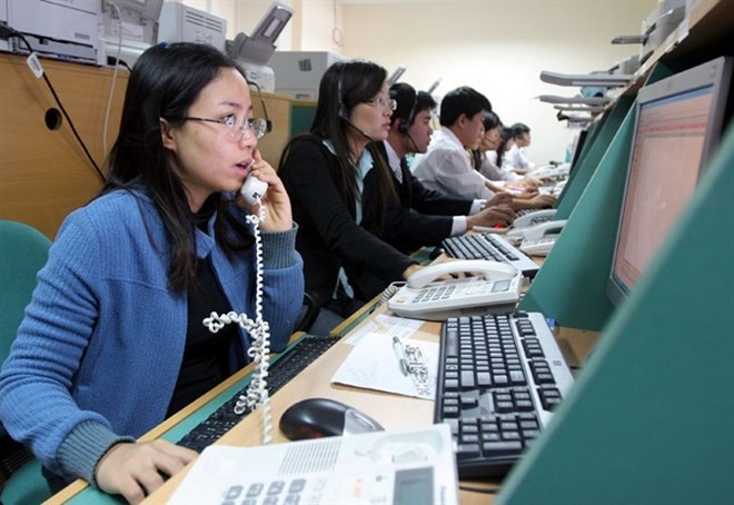 Stock brokers work on the Hanoi Stock Trading Centre (Photo: VNA)