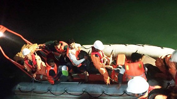SAR 412 rescues 8 crew members at Quy Nhon sea