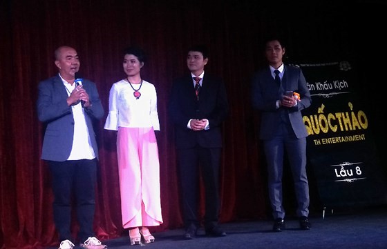 Actors Quoc Thuan (L) and Quoc Thao (2nd, R) at the inauguration ceremony of Quoc Thao Theater. (Photo: Sggp)