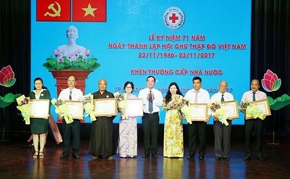 HCMC Red Cross Society honors 71 exemplary people in charity activities in 2017. (Photo: Sggp)