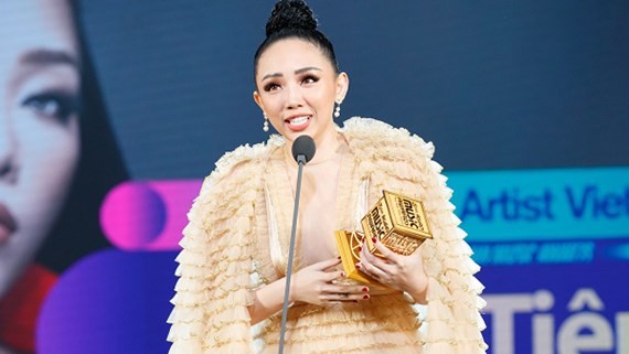 Singer Toc Tien wins “Best Asian Artist in Vietnam” title at 2017 MAMA