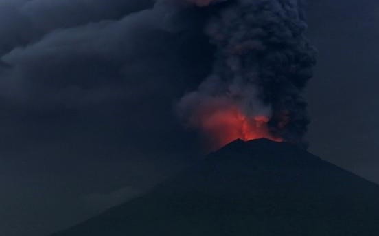 Indonesian authority has raised the alert for Mount Agung eruption to the highest level. (Photo: Reuters)