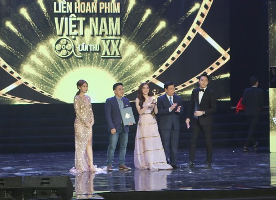 The film Em chua 18 (I’m not 18 yet - Jailbait) receives “Golden Lotus Award”.