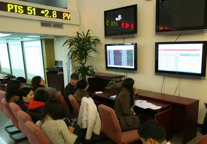 Investors at Saigon Securities Inc in Hanoi (Photo VNA)