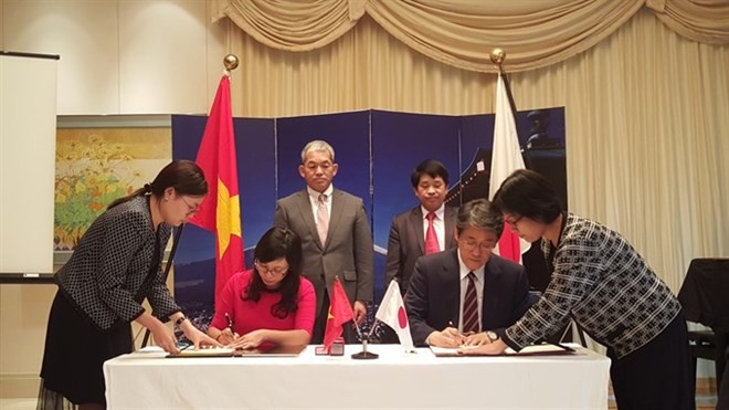 apanese Ambassador to Vietnam Umeda Kunio (right) signs a grant assistance contract with Ngo Thu Ha, principal of Hoang Van Thu elementary school in the northern province of Lang Son (Source: VNA)