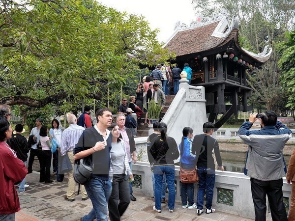 Foreign tourists visit One-pillar Pagoda, a well-known attraction in Hanoi (Photo: VNA)