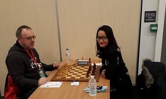 Vietnamese Women’s Grandmaster Vo Thi Kim Phung (R) stands at 10 at the London Chess Classic’s FIDE Open category (Photo: baomoi.com)
