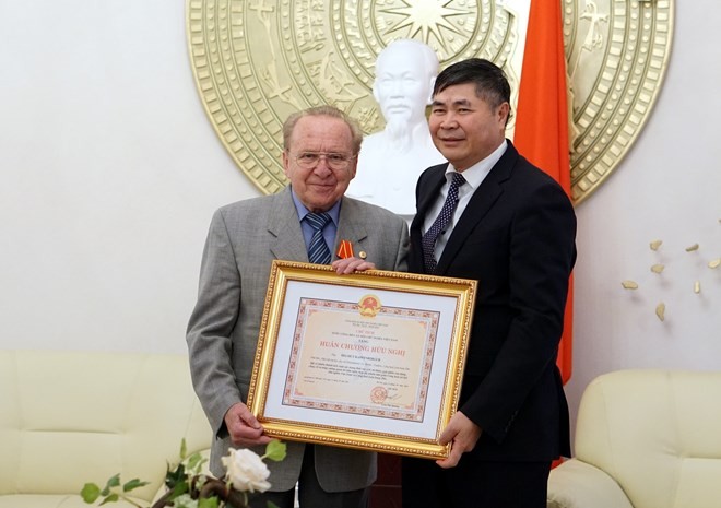 Vietnamese Ambassador to Germany Doan Xuan Hung (R) presents the Friendship Order to Hellmut Kapfenberger (Photo: VNA)