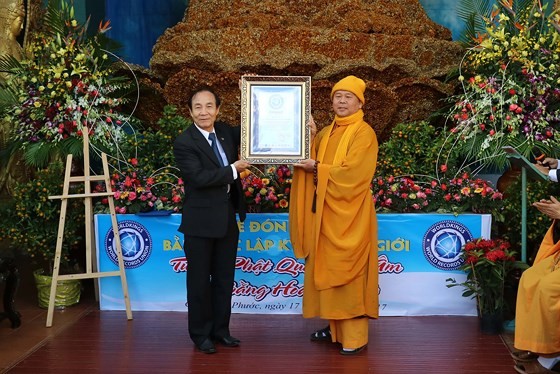 The Vietnam Book of Records (Vietkings) on behalf of Worldkings presented the record certificate to Linh Phuoc pagoda. (Photo: Sggp)