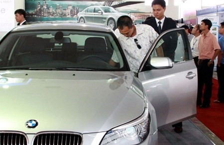 A visitor looks at a BMW model at an auto show in HCM City (Photo: VNA)
