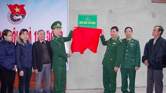 The Ho Chi Minh Communist Youth Union of the Thua Thien-Hue Provincial Border Guard High Command  presented a charity house to lieutenant Vo Van Vinh’s family in Hue City. (Photo: Sggp)