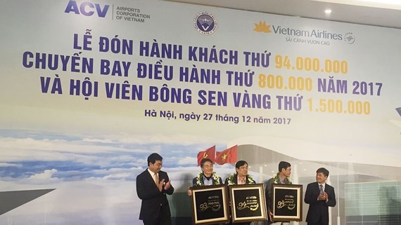Noi Bai International Airport held a welcoming ceremony on December 27 for its 94 millionth passenger of 2017. (Photo: Sggp)